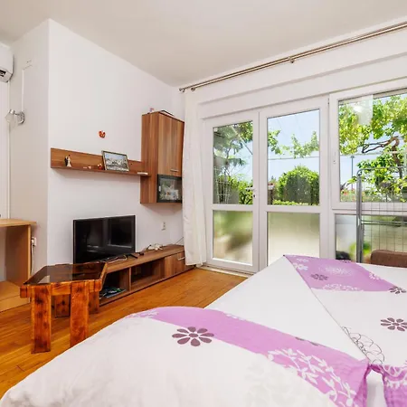 Apartment Jadrana *